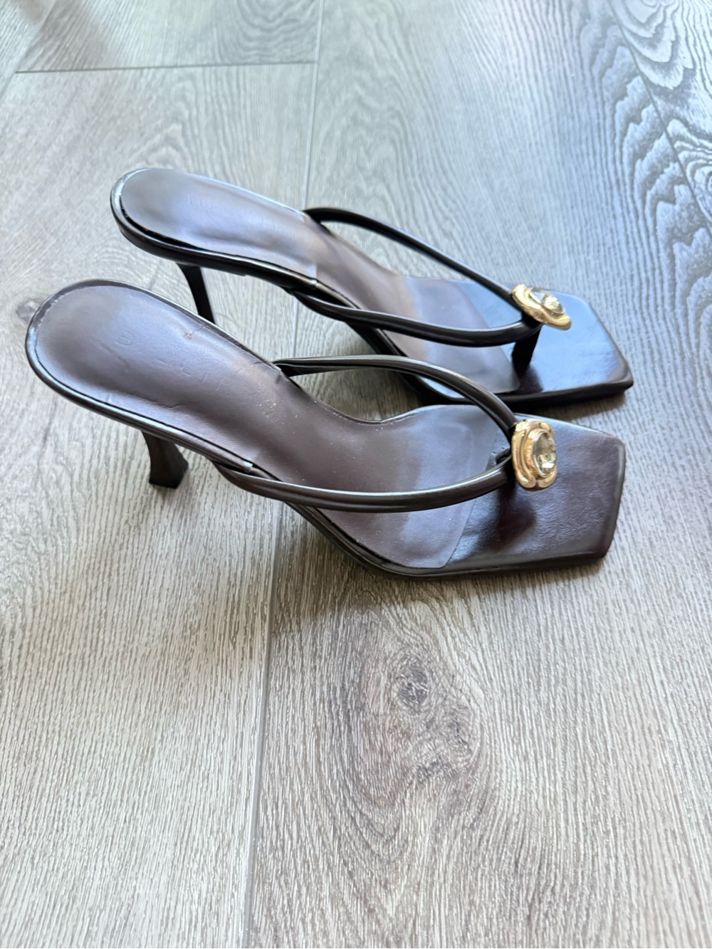 billini mazie brown & gold gem embellished toe strap slip on high heel shoes 6